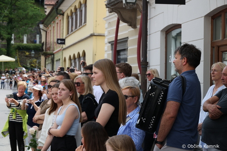 Četvorka maturantov oživila kamniški Glavni trg (20)